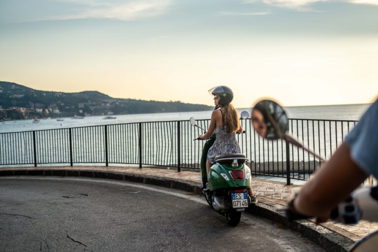 Faire du Vespa le long de la côte amalfitaine