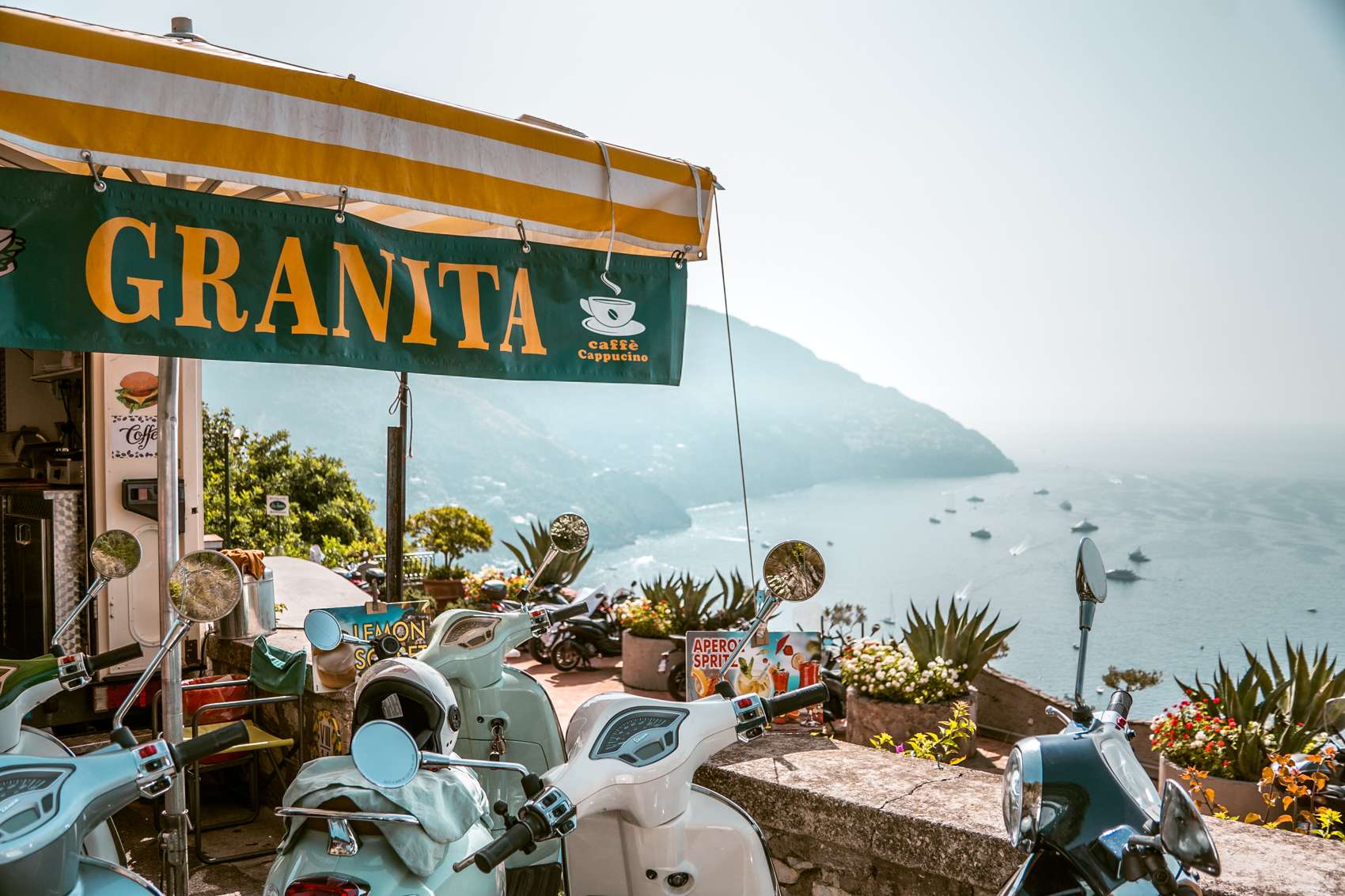 granita côte amalfitaine italie vue sur la côte avec Vespa