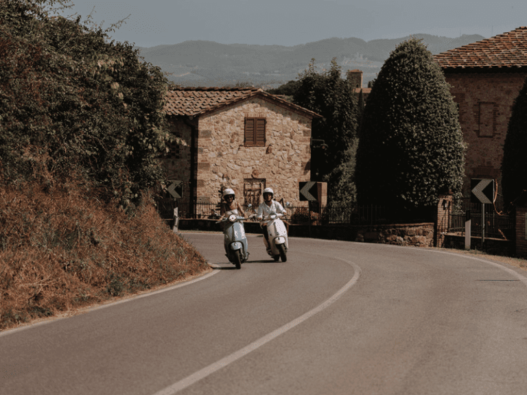 2 Vespas roulant côte à côte