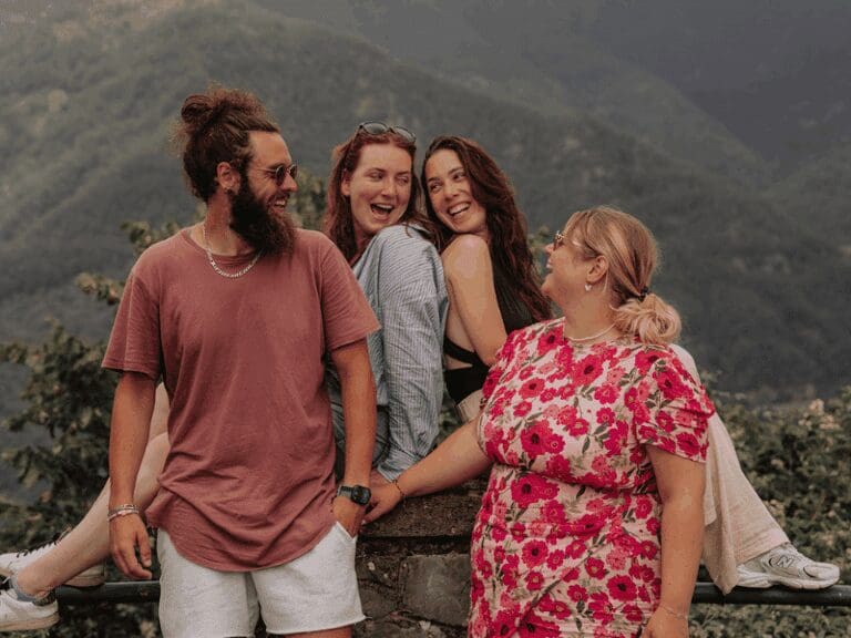 famille riant ensemble pour une photo en Toscane