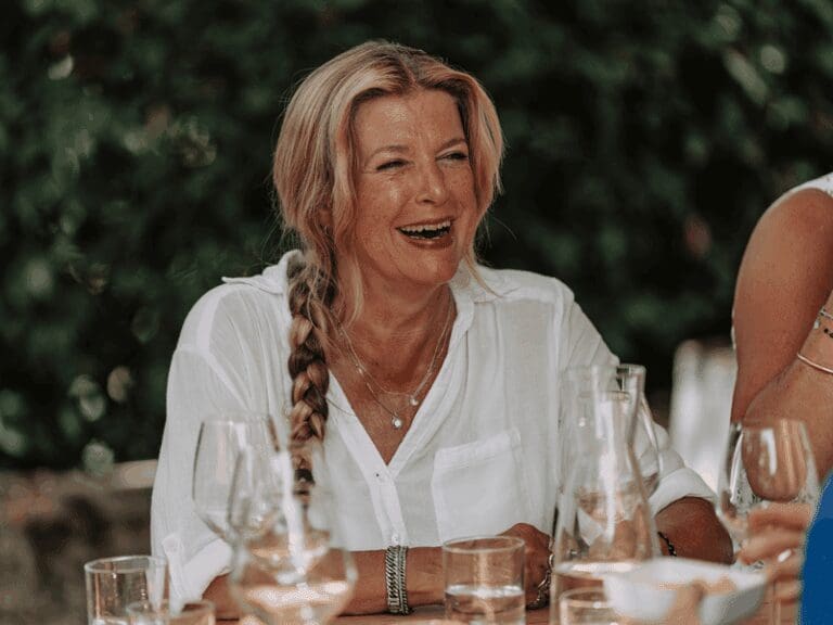 Femme riant en Toscane