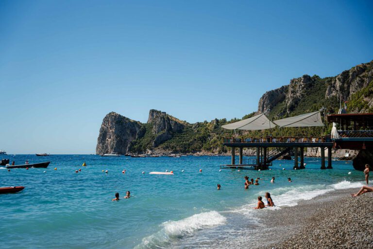plage bleue magnifique près de Nerano