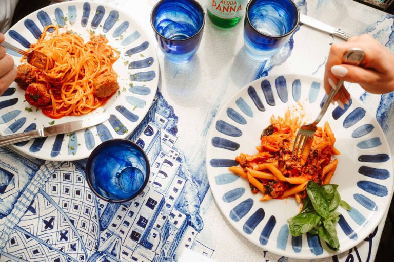 deux assiettes de délicieuses pâtes