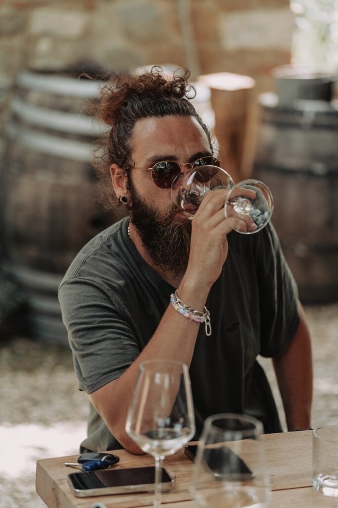 homme appréciant du vin en Chianti