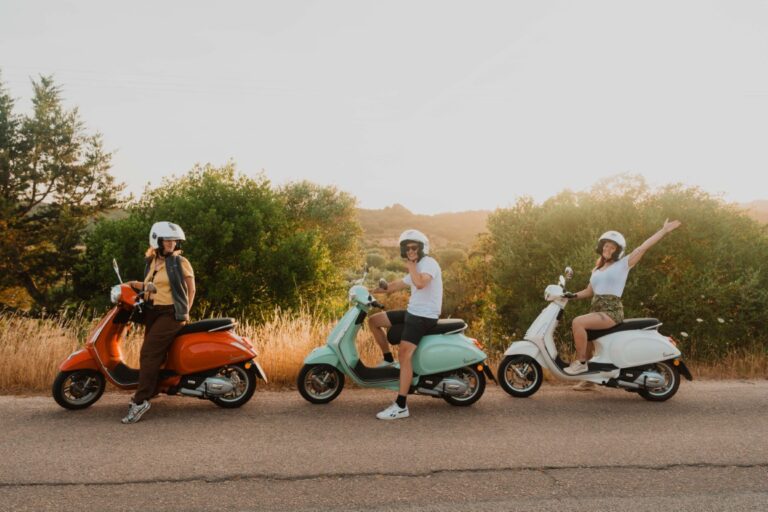 Des personnes profitant de leur balade en Vespa