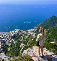 vue de Positano depuis les montagnes près du Monte Faito