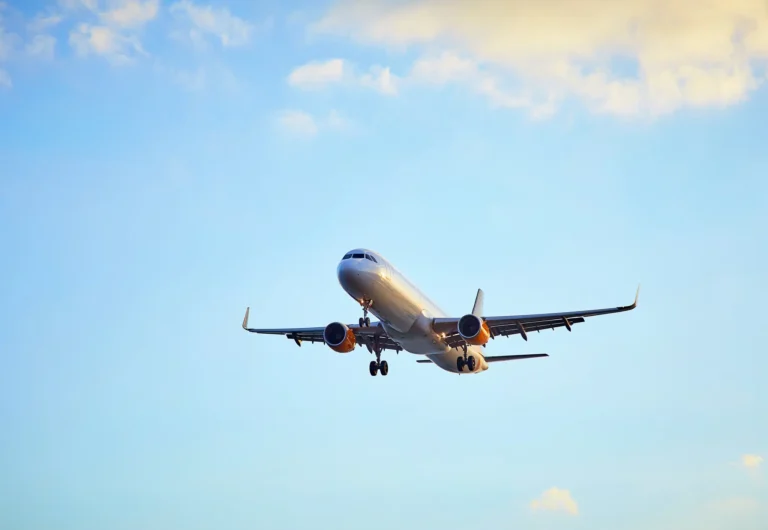avion décollant sur fond de ciel bleu nuageux